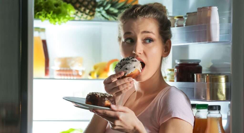 Imagen educativa sobre la relación entre dieta y salud bucal, destacando nutrientes clave como calcio, fósforo, vitamina C, A, fibra y agua para fortalecer dientes y encías